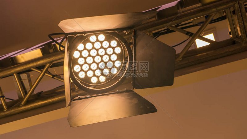 办公室灯管更换：安全高效的操作指南**